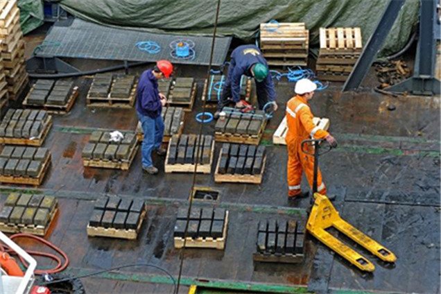 С затопленного нацистами судна подняли рекордный груз серебра