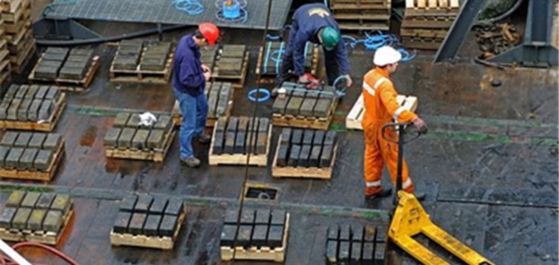 С затопленного нацистами судна подняли рекордный груз серебра