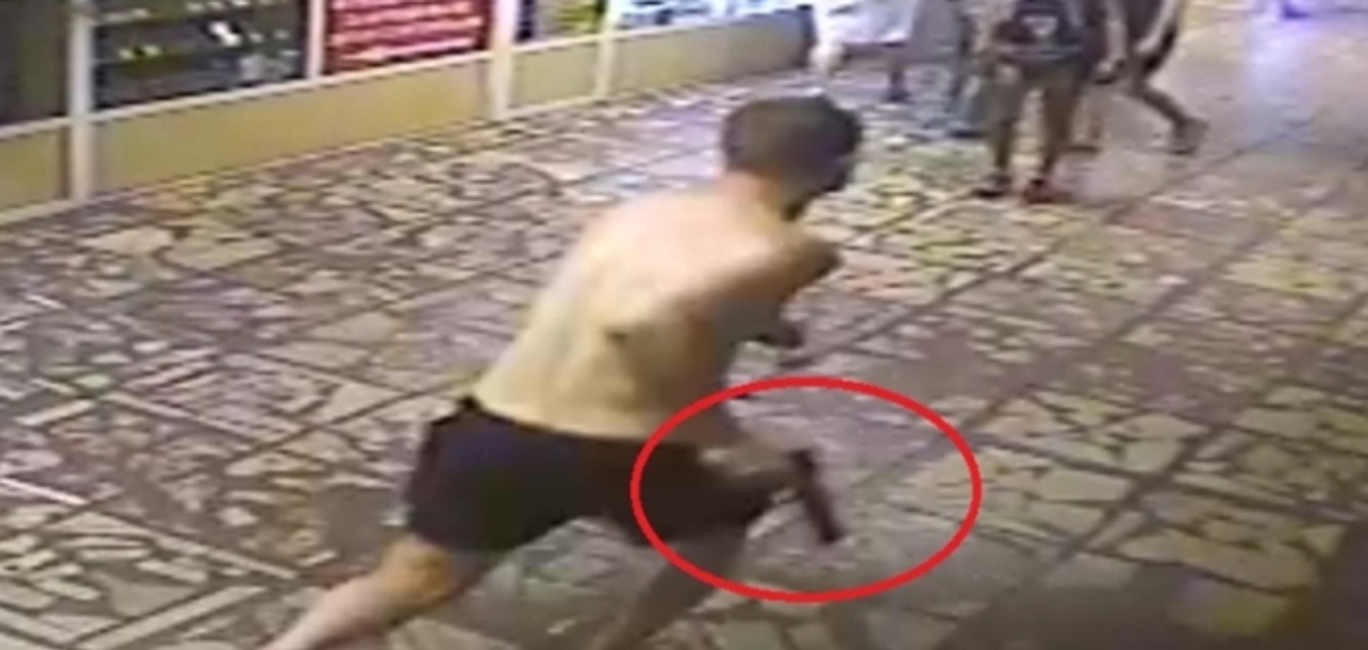 У Росії хлопець з пістолетом гнався за придивилася йому дівчиною 
