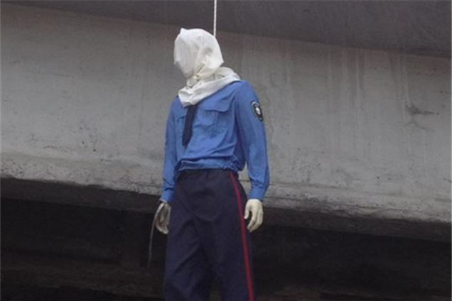 'Повешенный' гаишник в Киеве: милиции достался манекен в одном носке