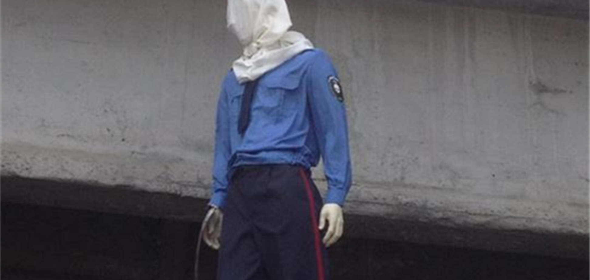 'Повешенный' гаишник в Киеве: милиции достался манекен в одном носке