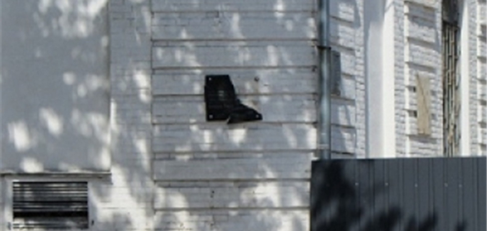 В Полтаве вандалы разбили мемориальную доску Ватутину