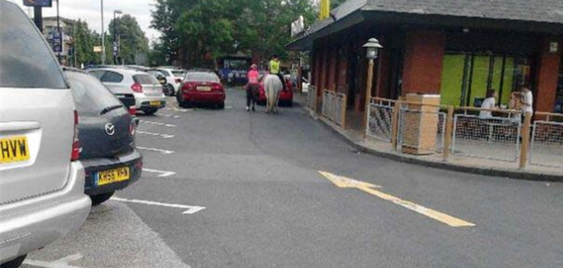 Британка на коне въехала в МакДональдс