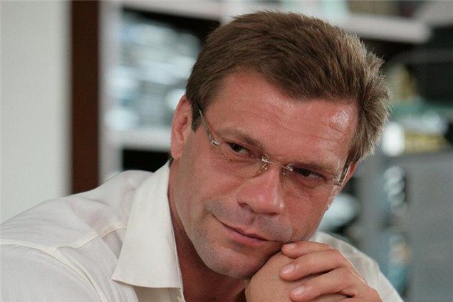 Регионал Царев в Ялте заигрывает с бабулями