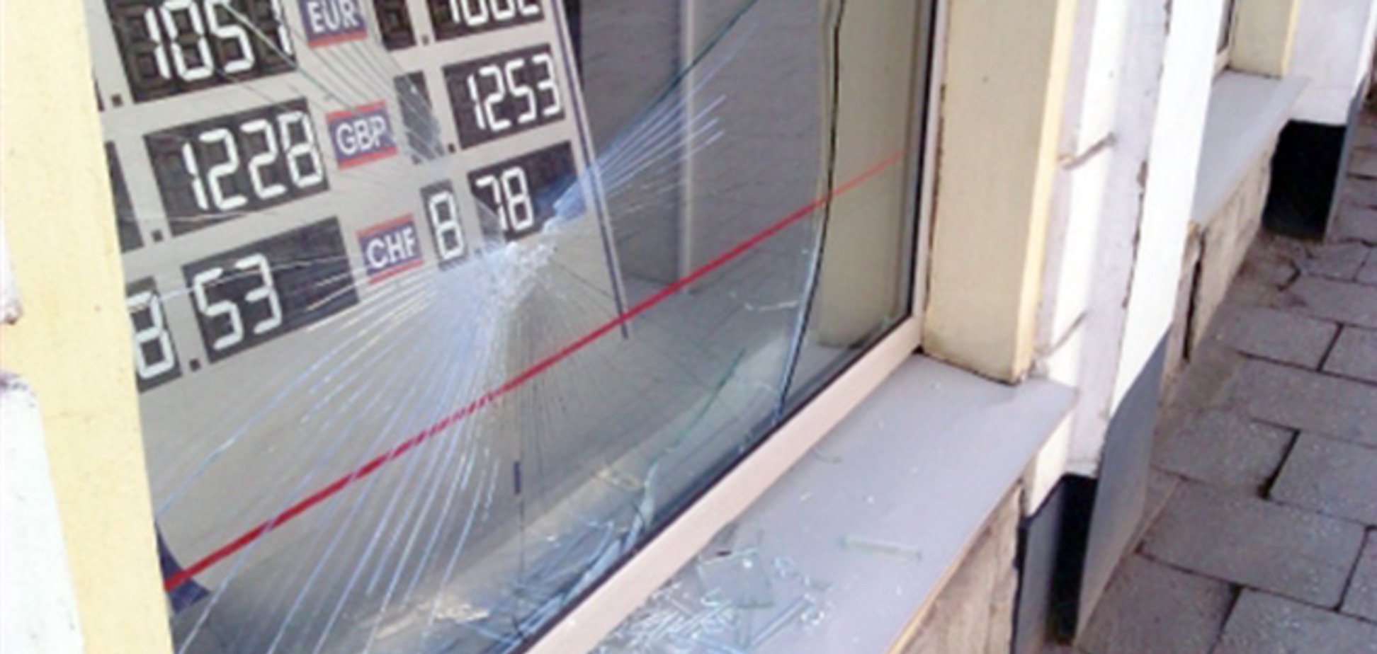 В Луцке разбили витрину банка