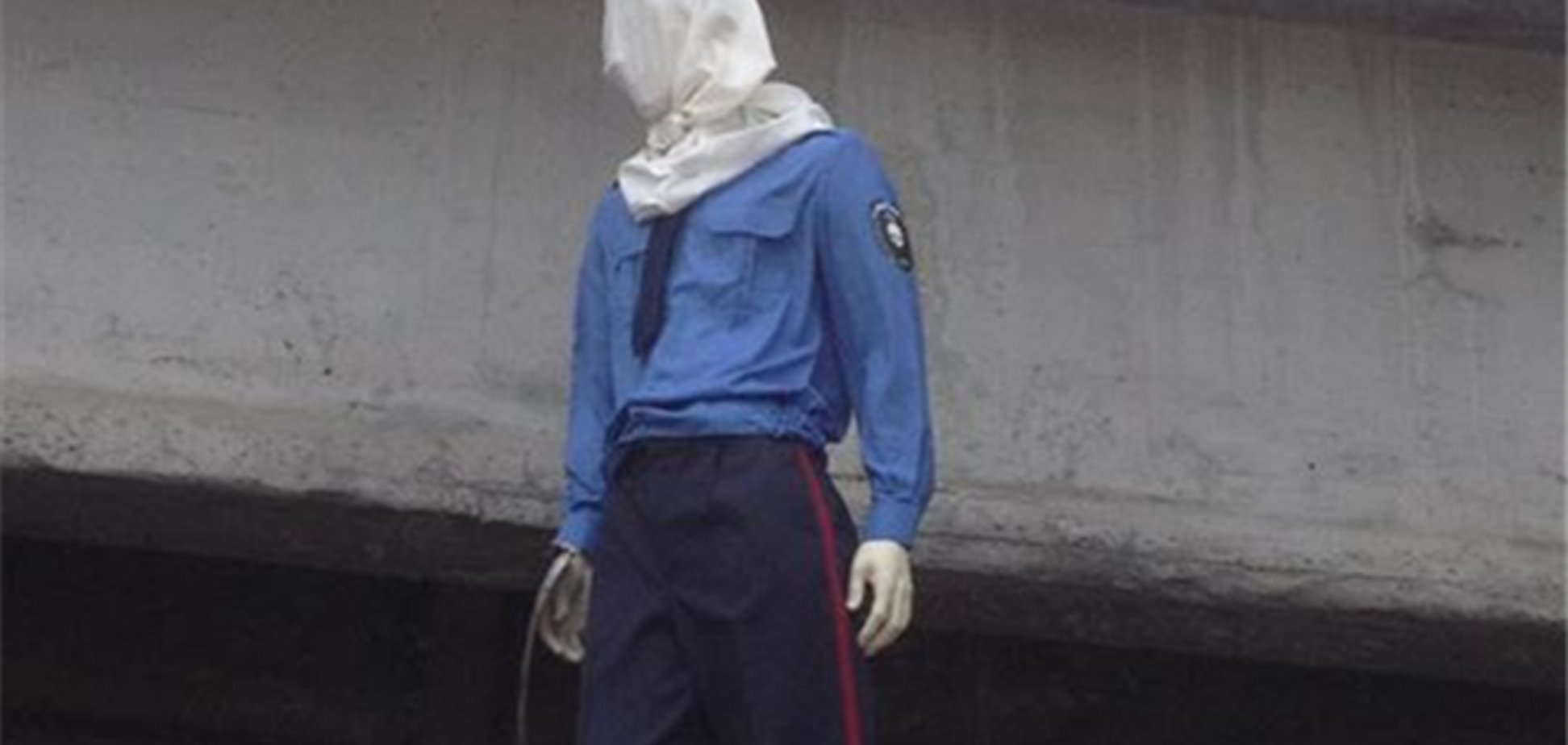 В Киеве неизвестные «повесили» на мосту гаишника