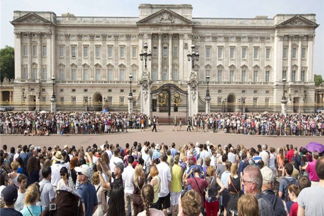 Сотні британців чекають новин біля Букінгемського палацу