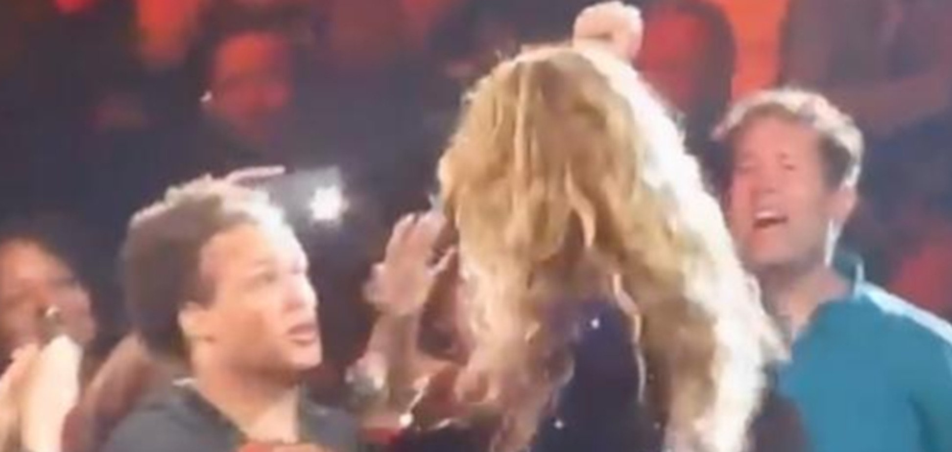 Фанат упал в обморок после объятий с Бейонсе