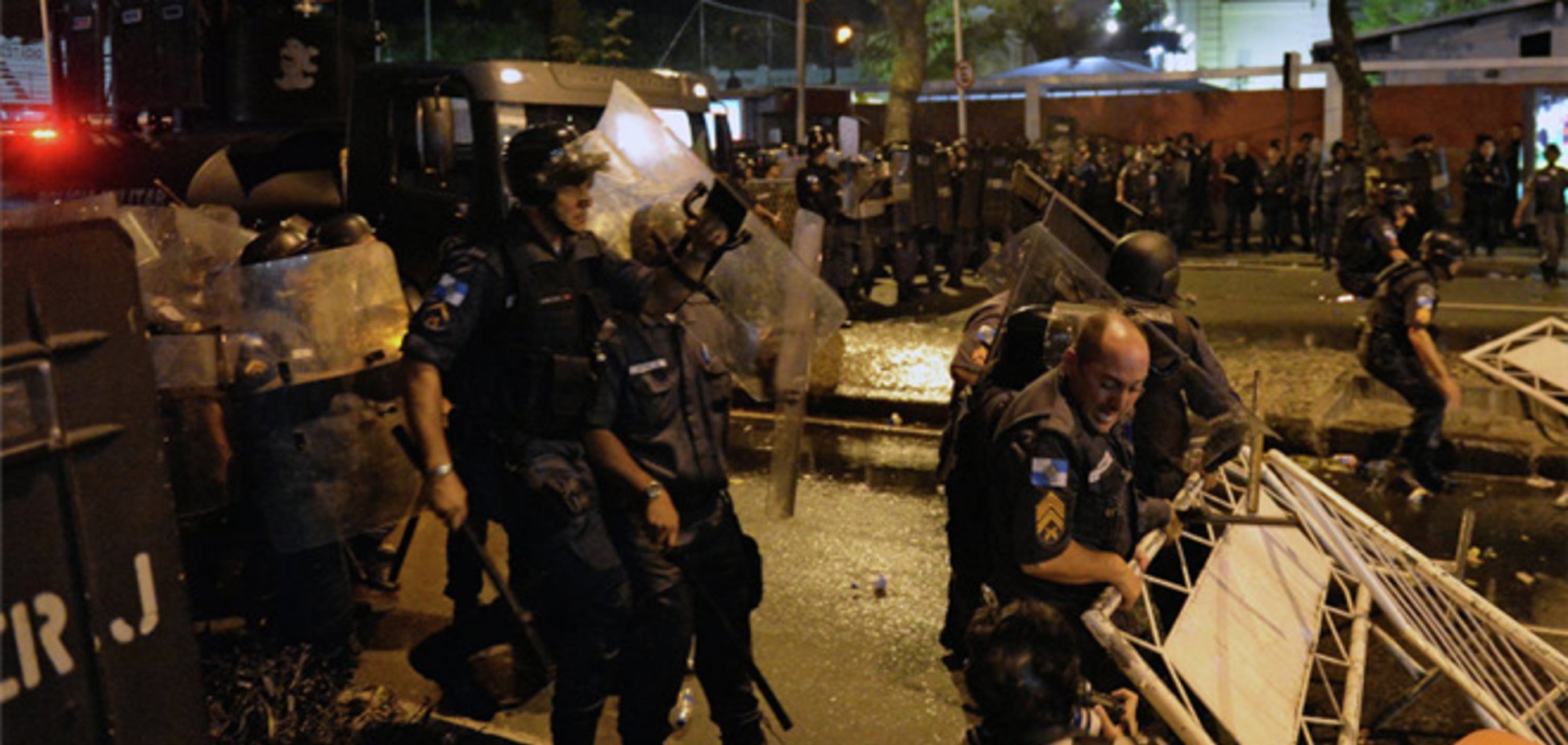 Папа Франциск в Бразилии: бомба в храме и протесты