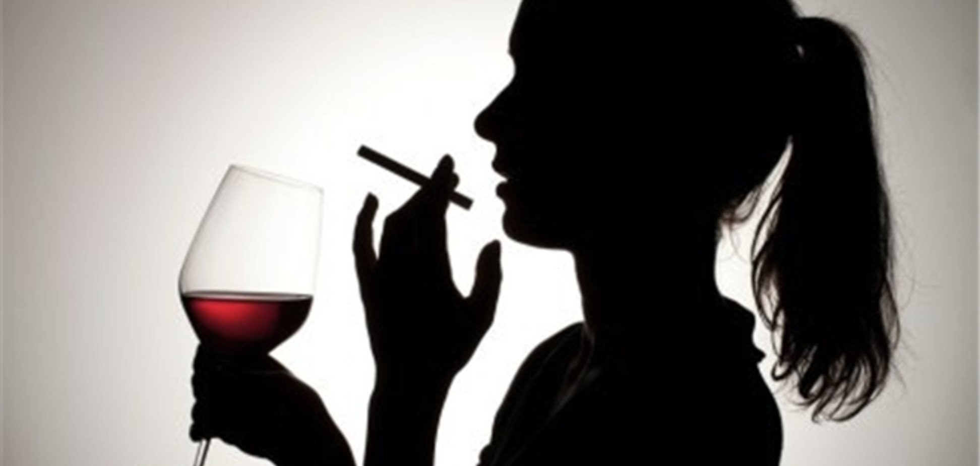 Ученые обьяснили, почему курильщики больше пьют