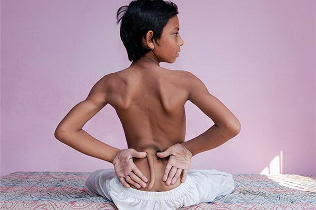 В Индии люди поклоняются мальчику с хвостом