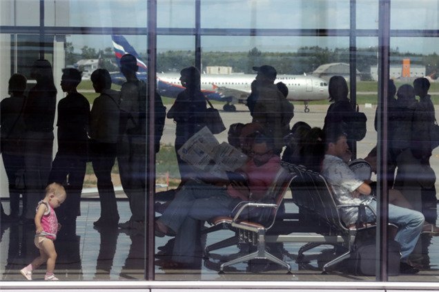 Сноуден поки не може покинути аеропорт