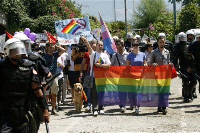 В Черногории противники гей-парада скандировали «Убивай геев!»