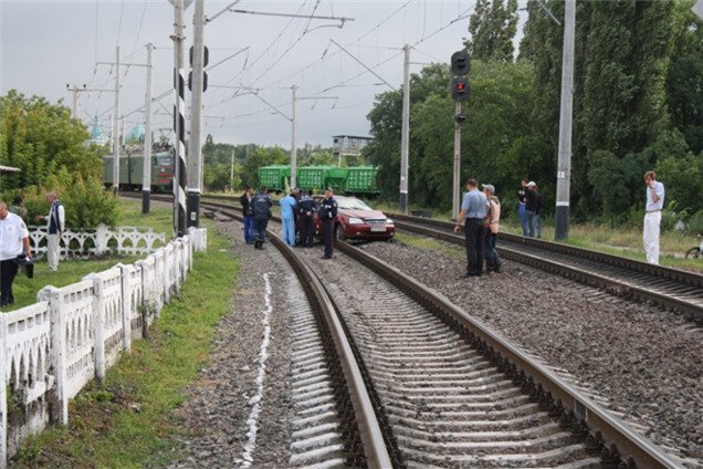 На Полтавщине авто выехало под локомотив