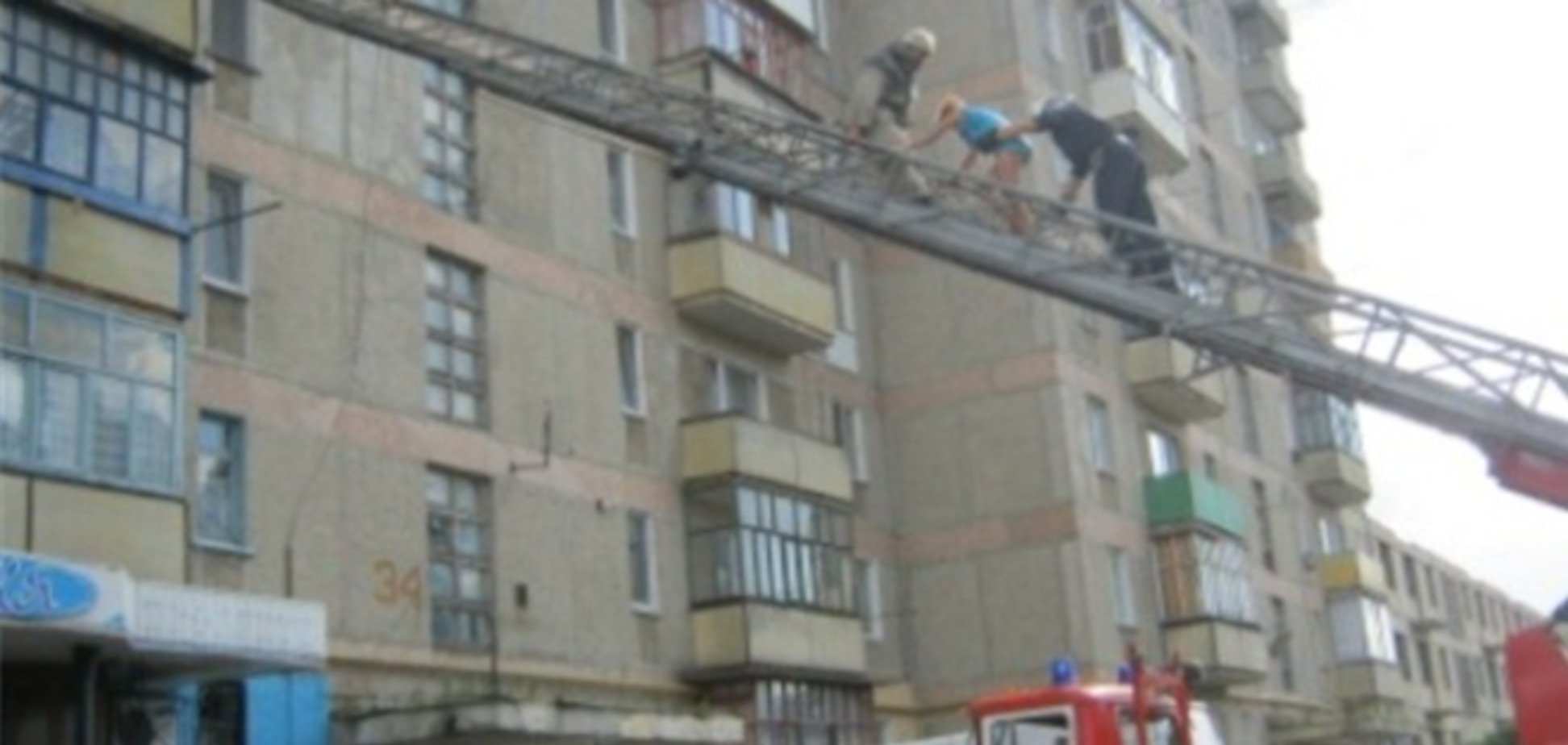На Кіровоградщині рятувальники зняли дівчину з чужого балкона