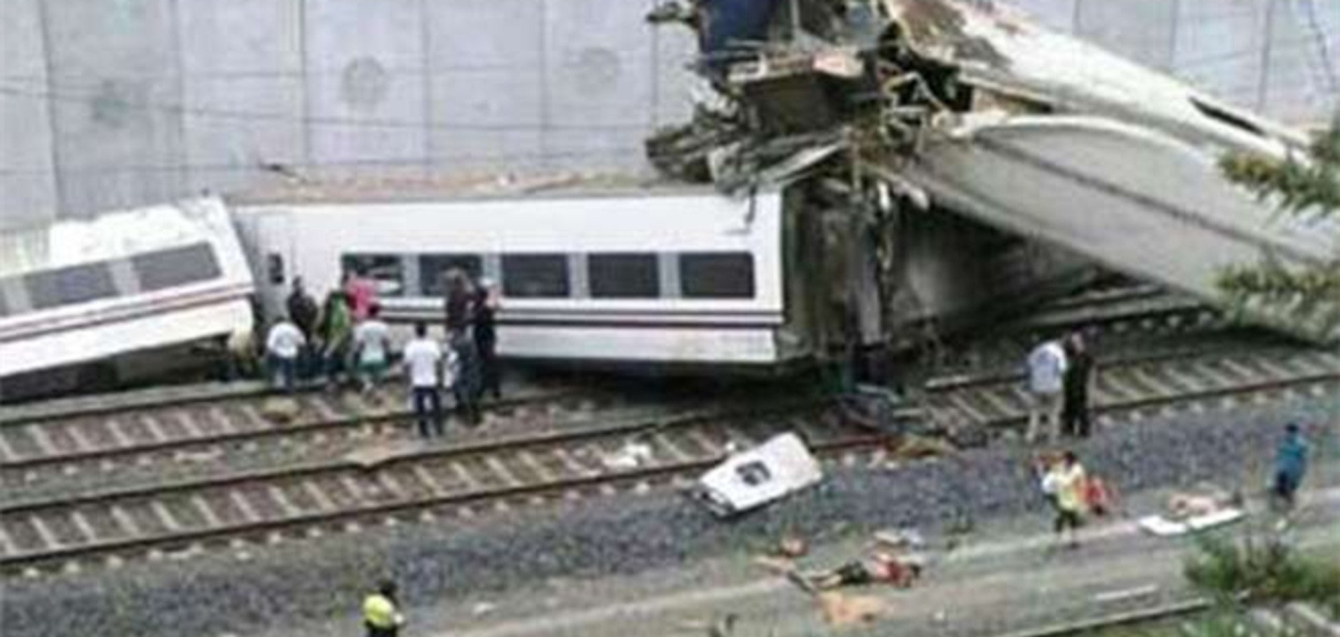 Растет число жертв крушения поезда в Испании 