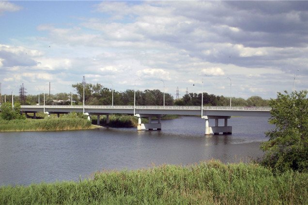 На Харьковщине машина упала в реку: пассажиров ищут водолазы