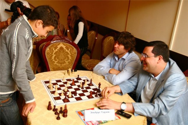 Тедеев рыбачит, Лукьянов гоняет, а Гурвиц играет в бильярд