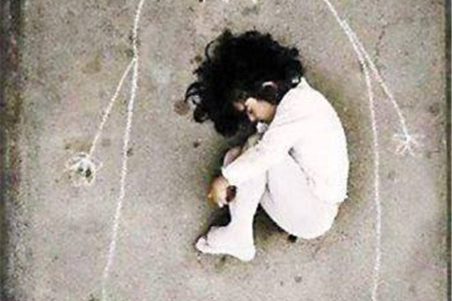 Растрогавшее Сеть фото девочки на нарисованной маме оказалось постановочным