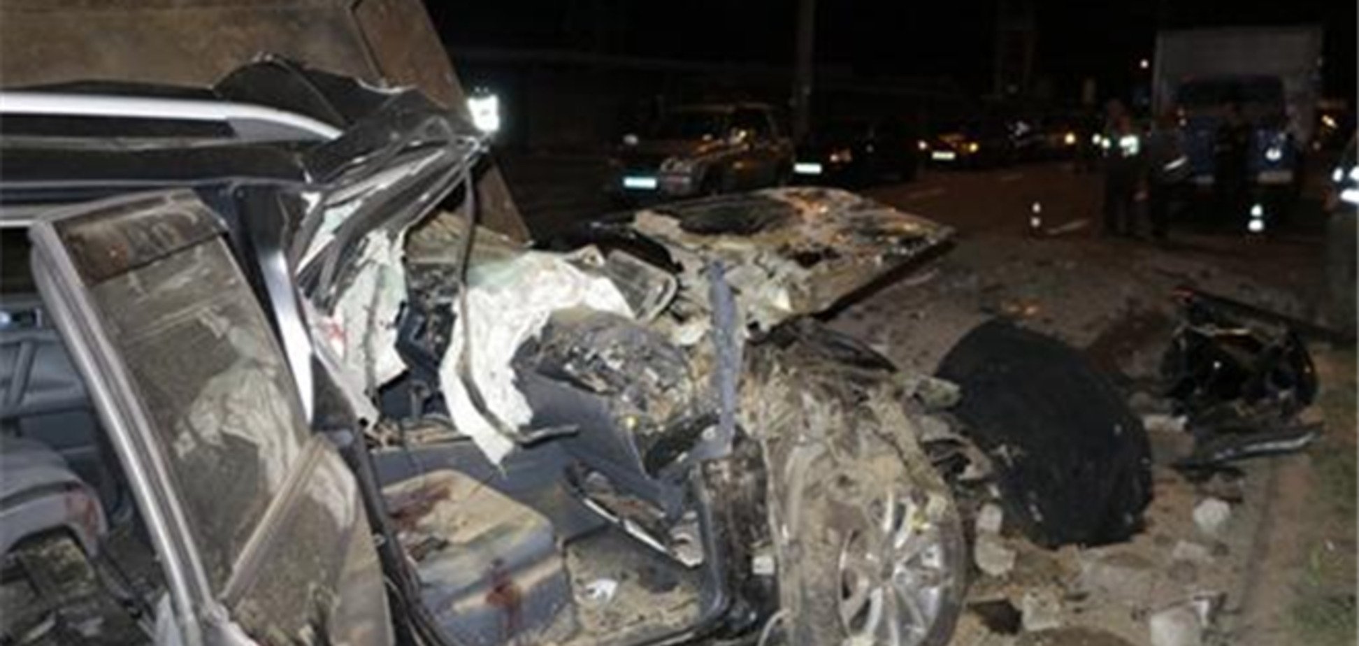 В Киеве иномарка врезалась в трактор со щебнем