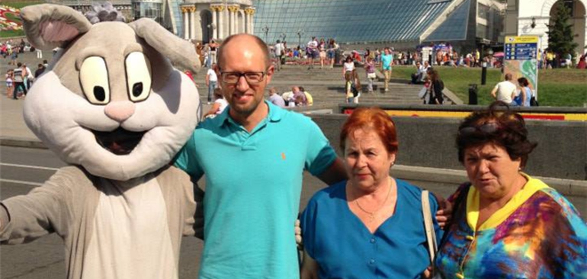 Яценюк сфотографировался с кроликом на Майдане