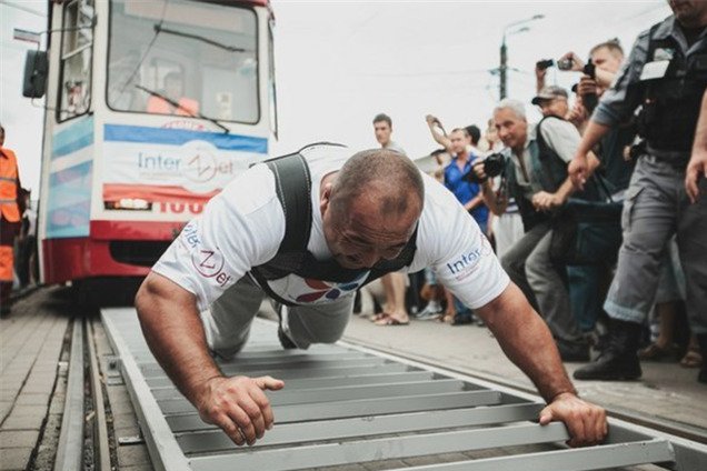 В Челябинске установлен мировой рекорд: силач протянул семь трамваев семь метров