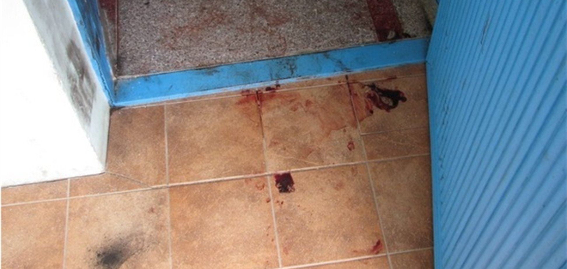 Фото с места покушения на мэра Феодосии: подъезд залит кровью