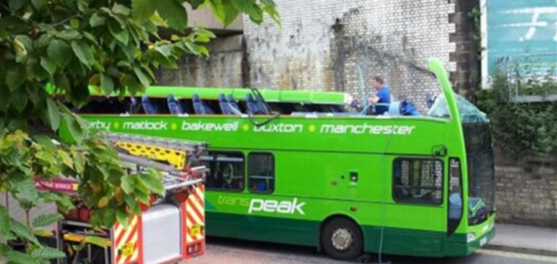 В Англії міст зніс дах двоповерхового автобусу