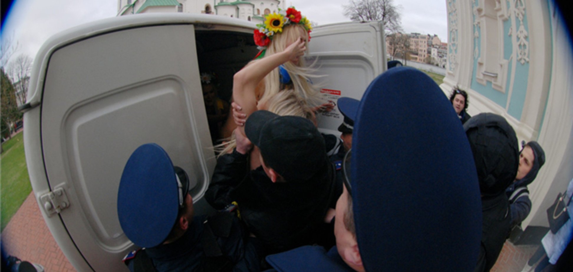 Три активистки FEMEN и фотограф задержаны в Киеве за хулиганство - милиция