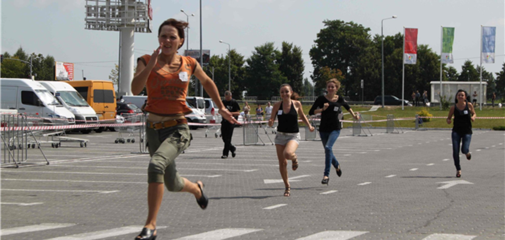 Во Львове состоялся забег на каблуках: кроме девушек, бегали и мужики