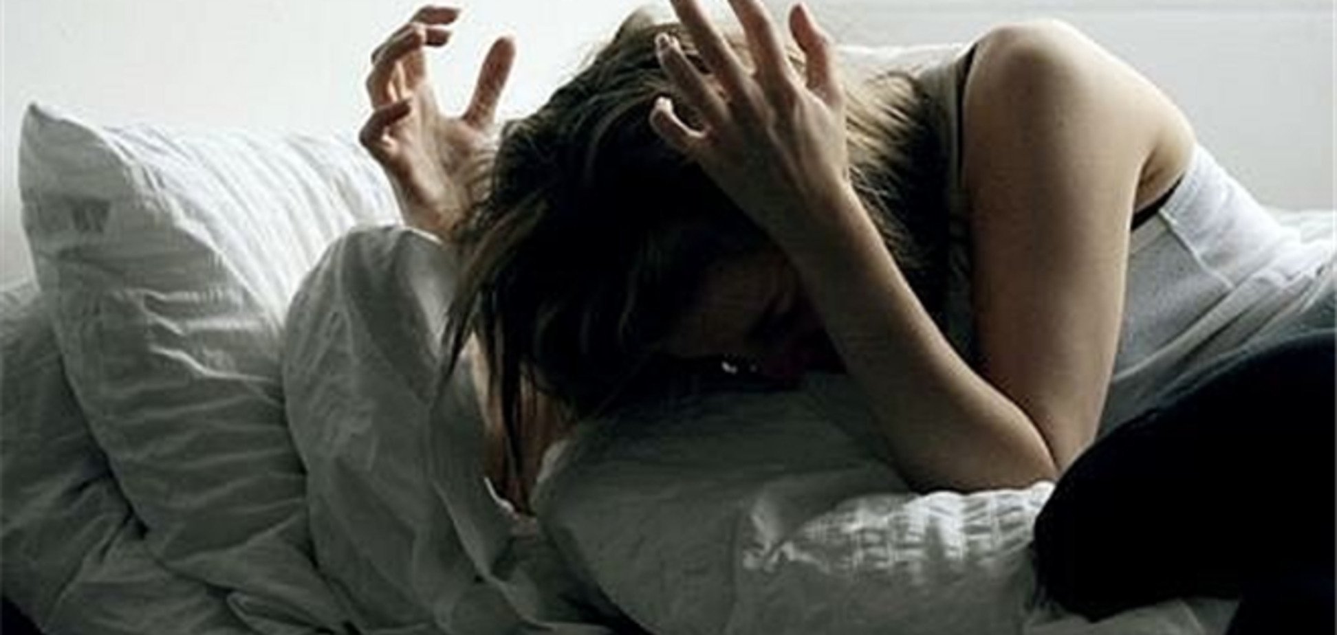 В Киеве девушка устроила дебош на автостоянке, а затем села посреди дороги