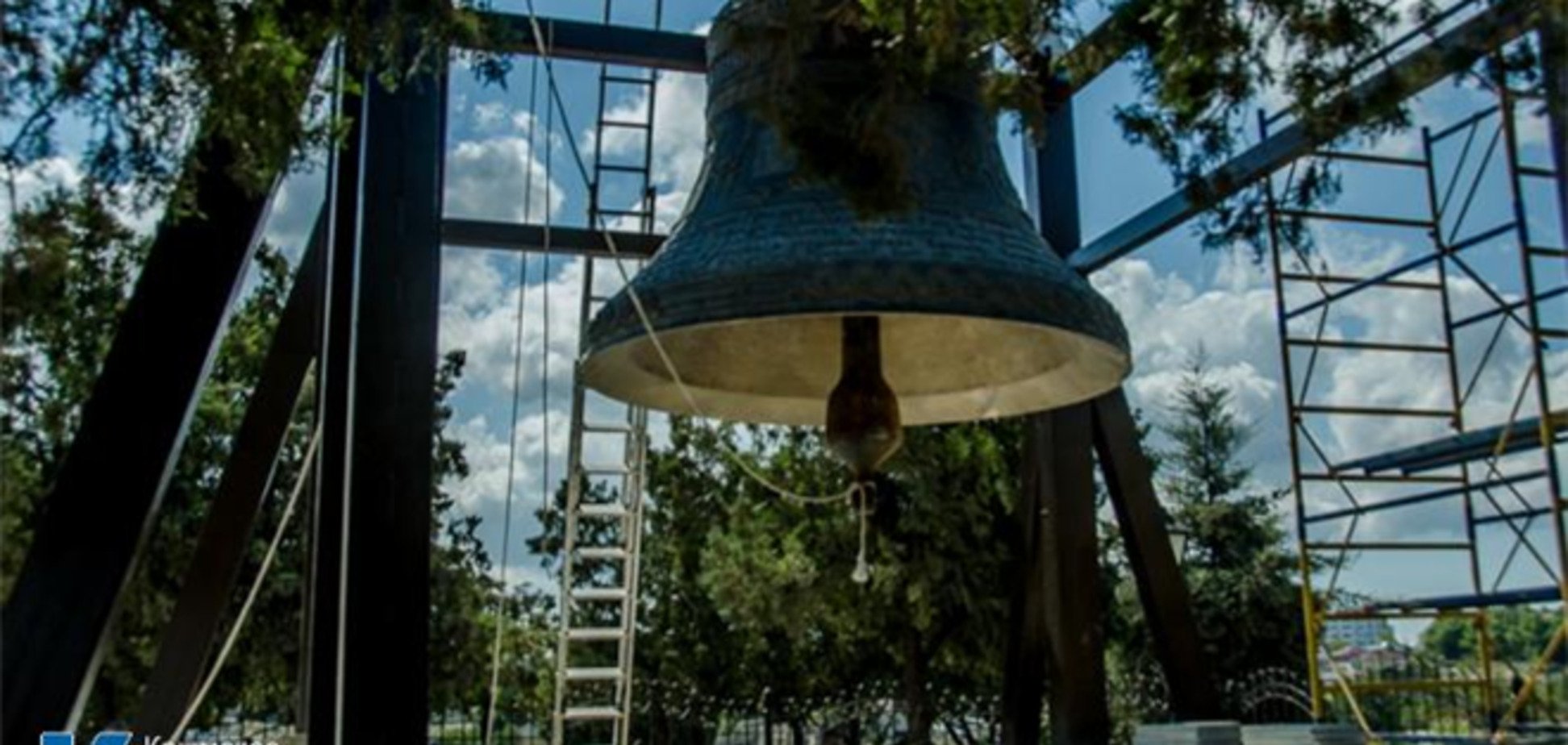 Янукович и Путин вместе ударили в колокол и получили по колокольчику