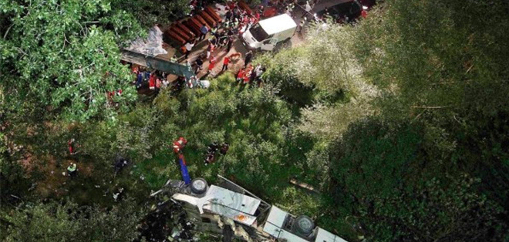 Пассажирский автобус сорвался с моста в Италии: 36 жертв