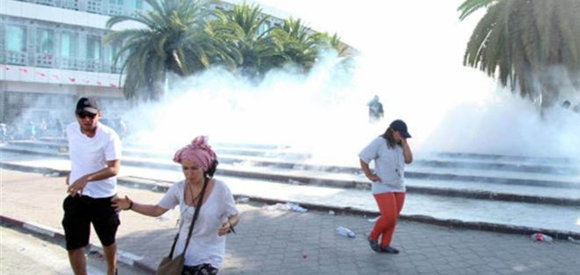 Армия Туниса оцепила центр столицы колючей проволокой
