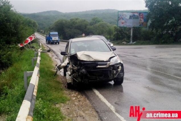 В Крыму грузовик с водой упал в озеро
