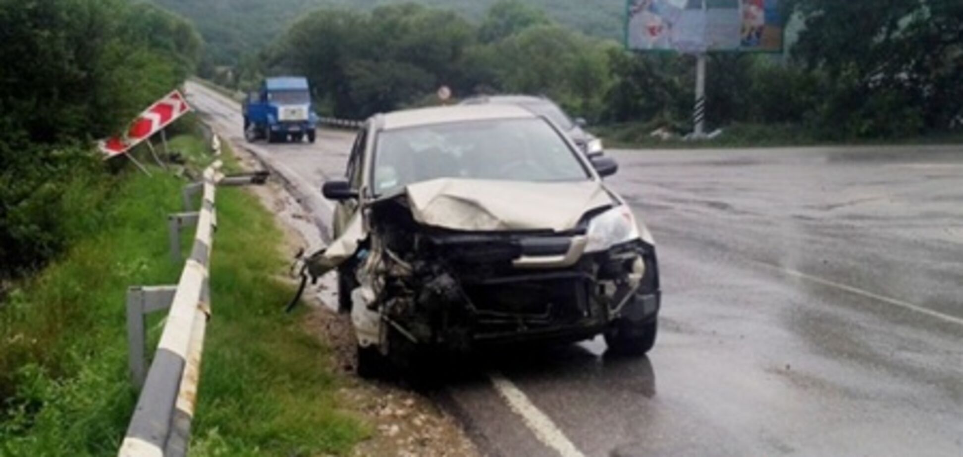 В Крыму грузовик с водой упал в озеро