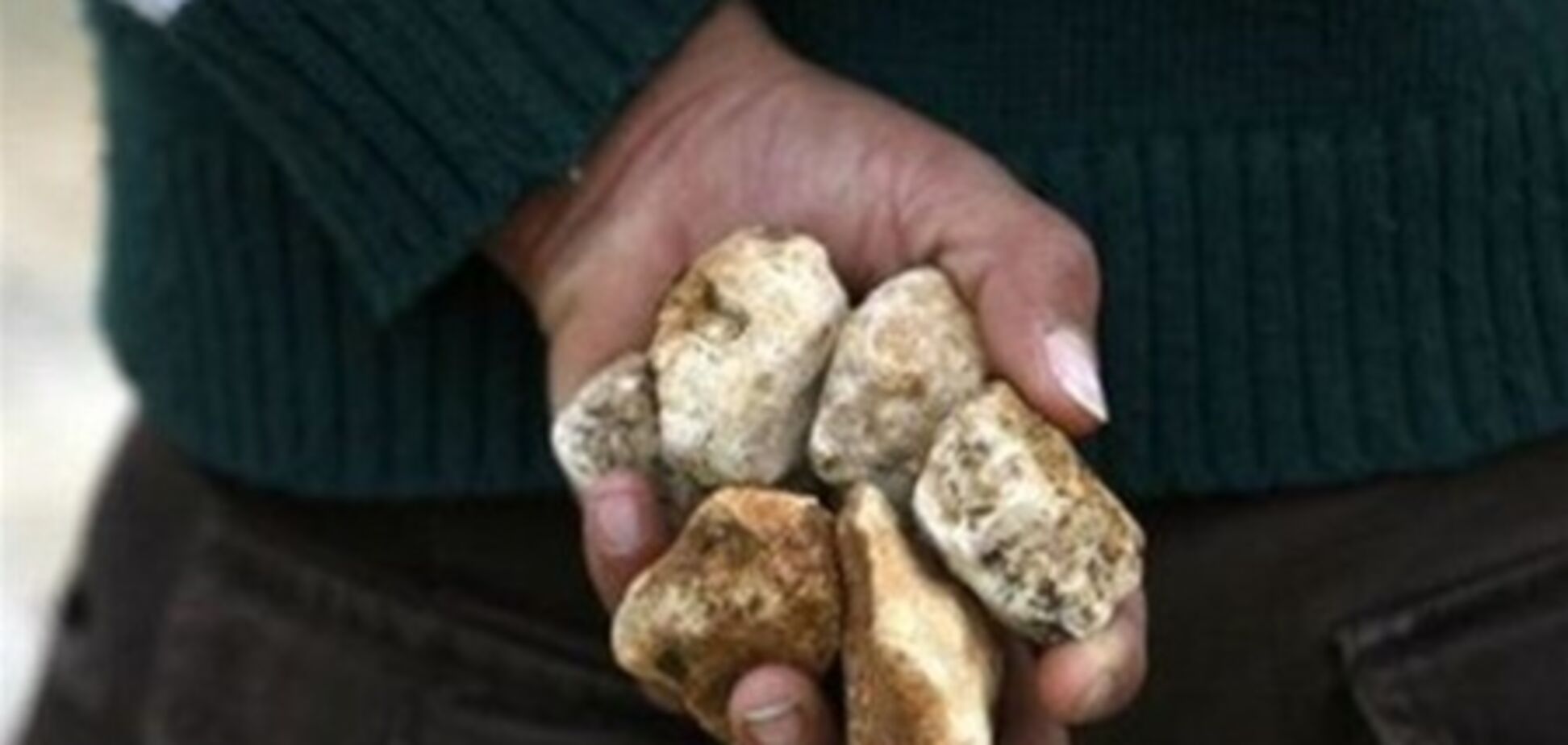 У Болівії демонстранти закидали камінням посольство Франції