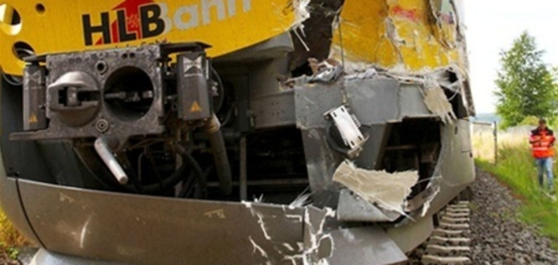 В Германии поезд протаранил грузовик: десятки пострадавших