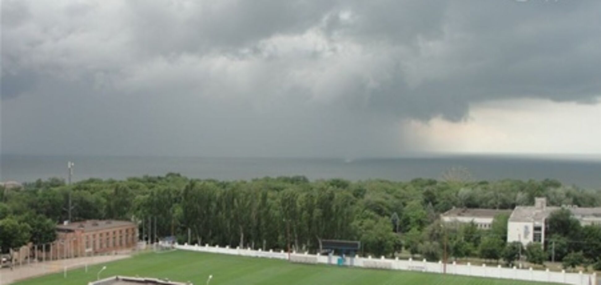 Над Маріуполем пронісся 'смерч' - очевидці