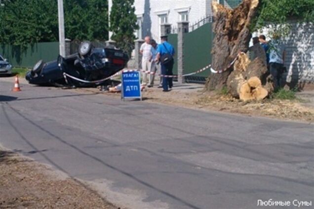 Смертельное ДТП в Сумах: водитель вылетел из окна, пассажир погиб