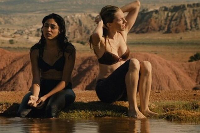 Сиенна Миллер с подругой купается в озере в нижнем белье