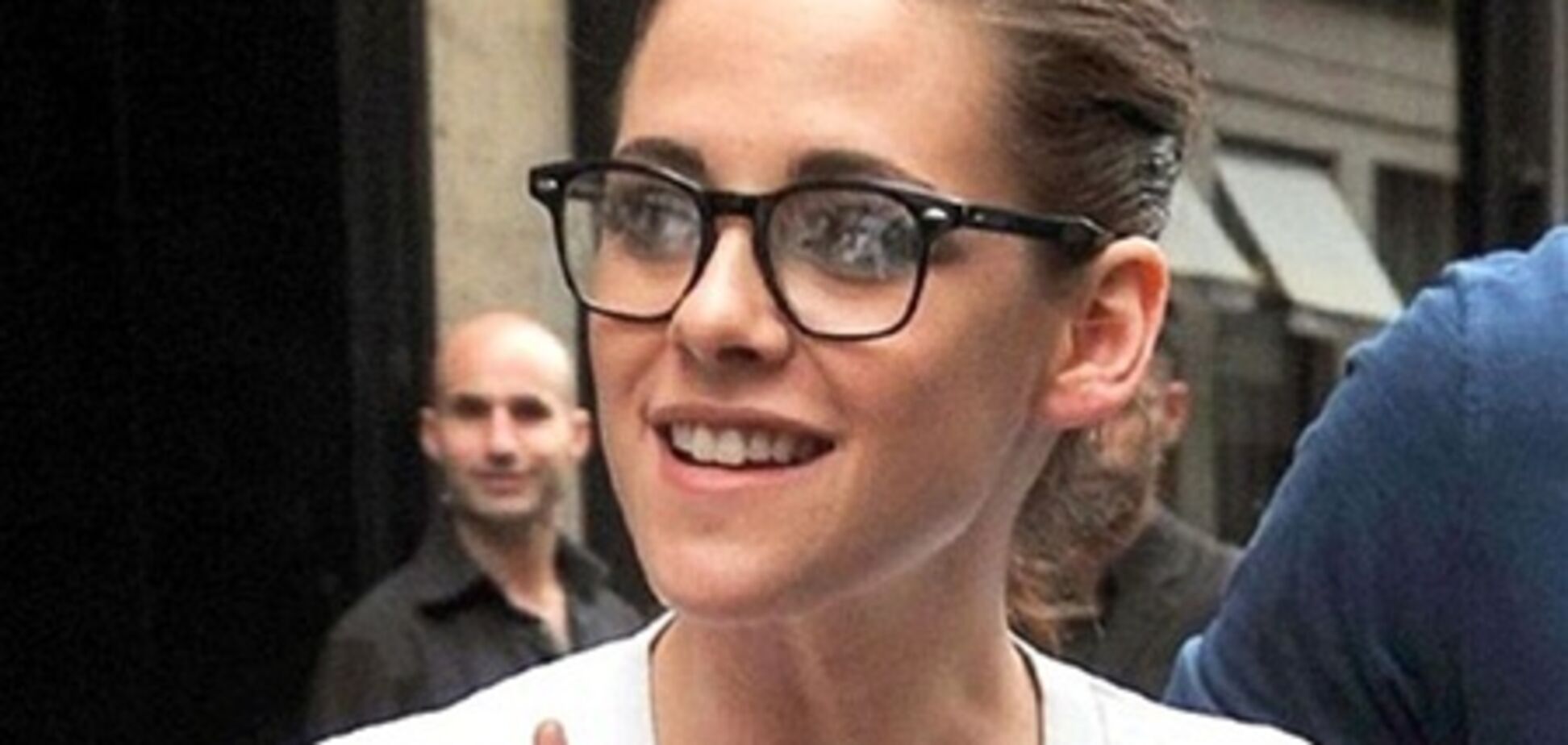 Крохотная татуировка Стюарт эмигрировала на другую руку