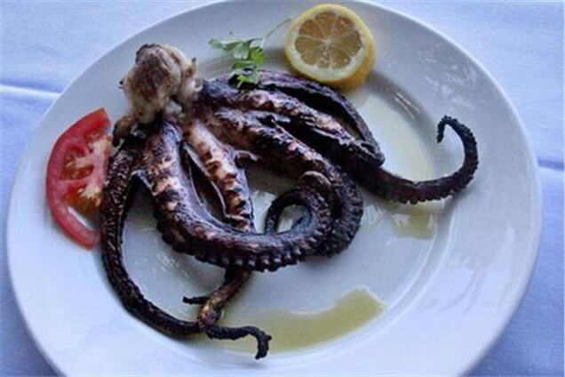 В Греции турист съел редчайшего  шестиногого осьминога