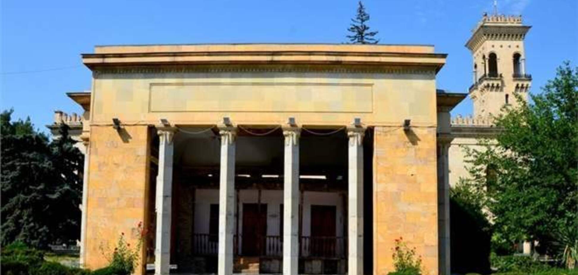 Саакашвили выступил против восстановления памятника 'антигрузину' Сталину