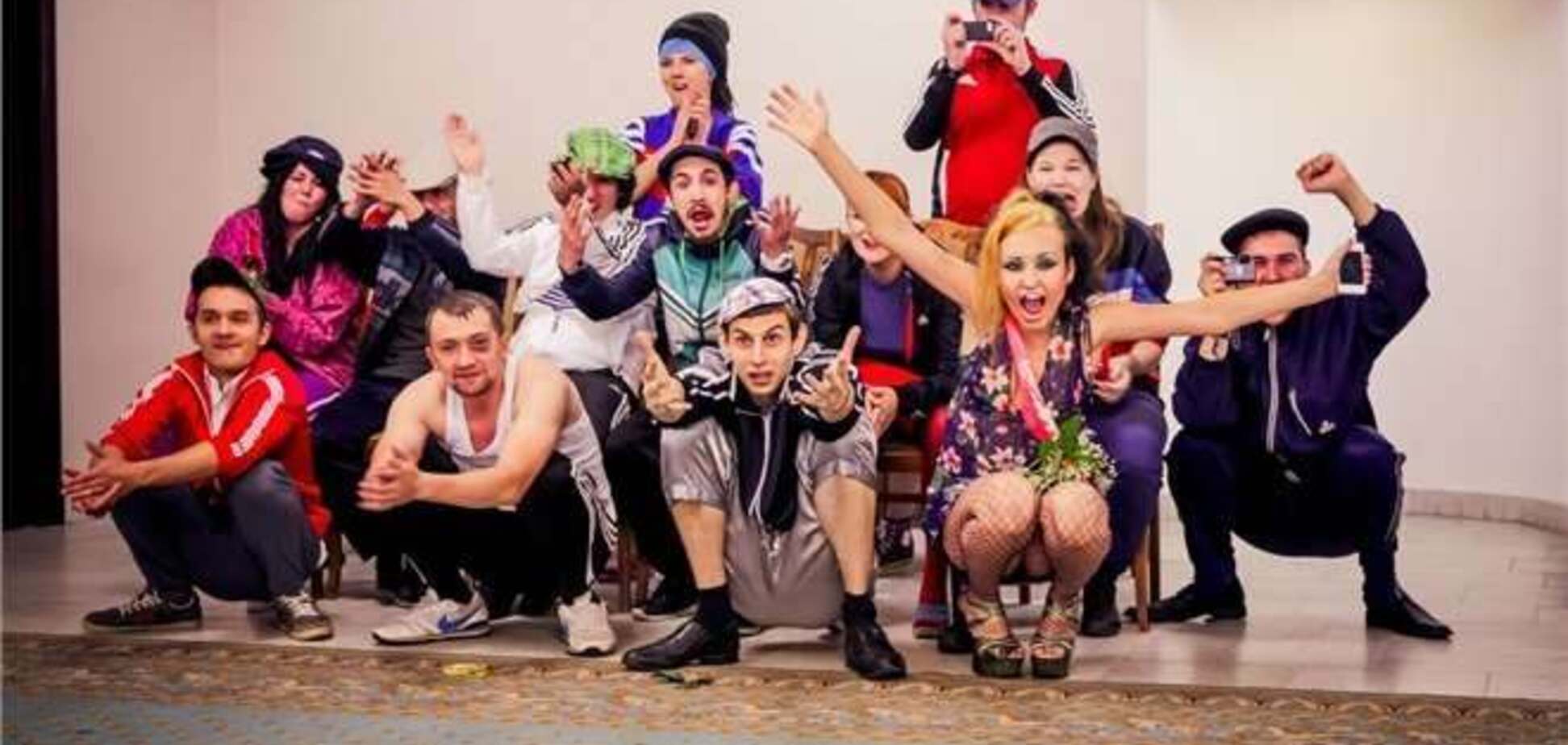 Россияне устроили гоп-свадьбу и фотографировались на фоне ковра