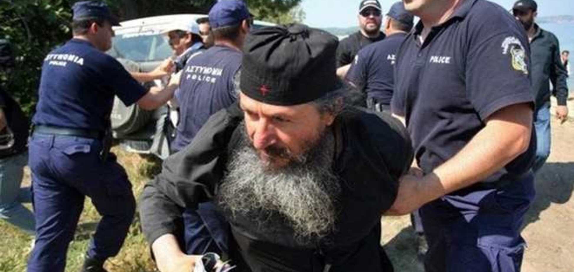 В Греции монахи встретили судебных приставов 'коктейлями Молотова'