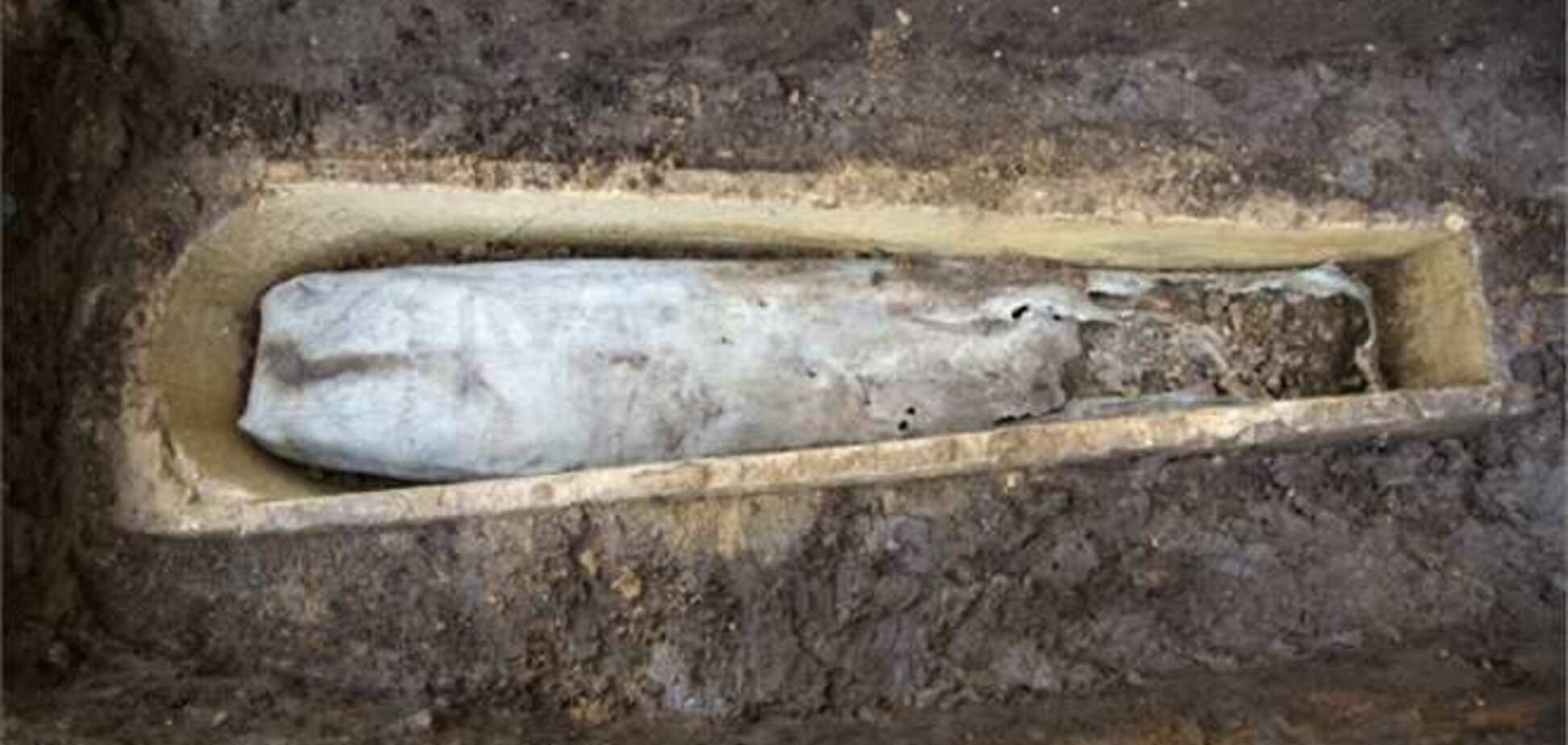 Британские археологи нашли таинственный гроб в гробу