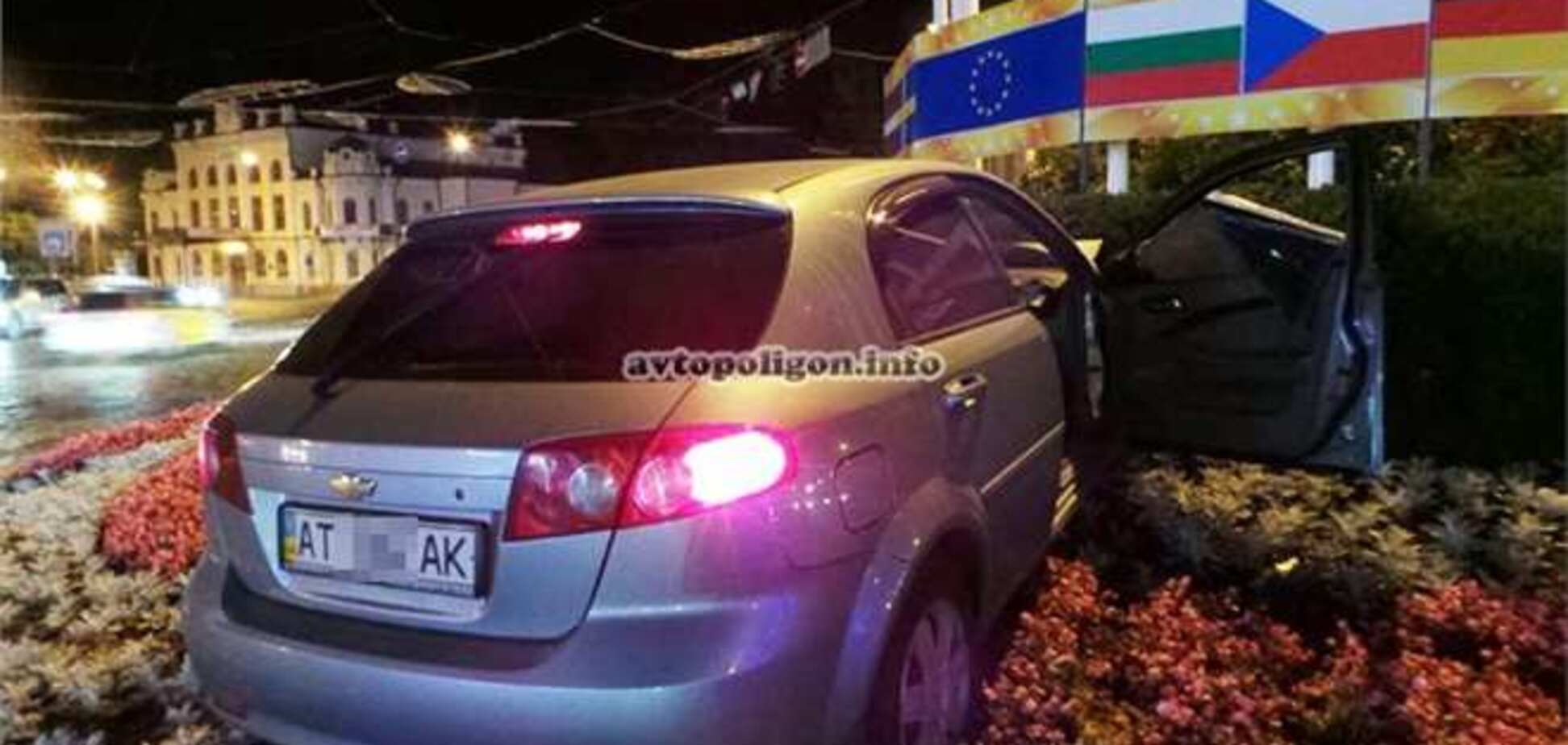 На Европейской площади в Киеве на клумбу приземлился автомобиль