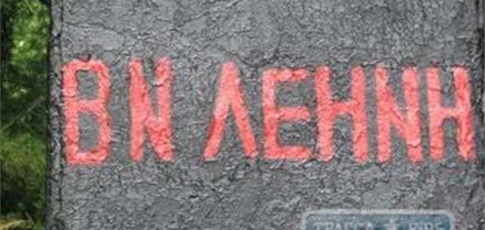 Реставрация по-одесски: ошибку на памятнике Ленину исправили неудачно