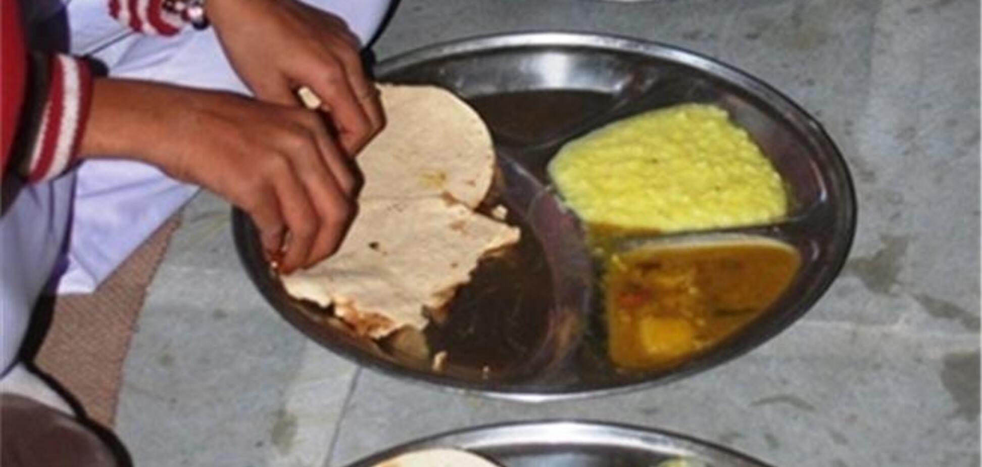 Более 70 индийских школьников отравились обедом из ящерицы